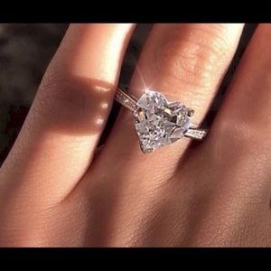 Sparkling Silver heart shaped ring 💗